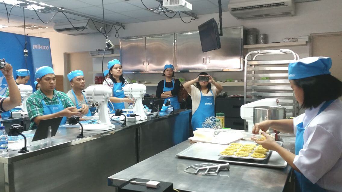 06-26-15 Bloggers Event baking demo 01