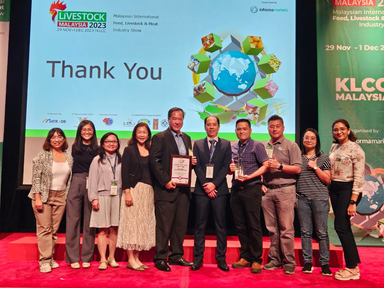 Gold Coin Malaysia team receiving the Outstanding Feed Mill award